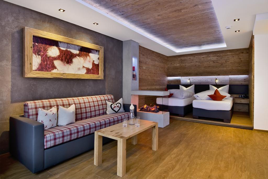 Pete Alpine Boutique Hotel - Klein Und Fein - Private Spa Suiten Und Zimmer Sankt Anton am Arlberg Ruang foto